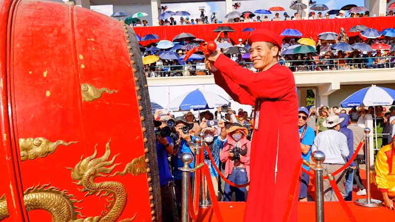 Trống hội rộn vang. Trống hội rộn vang.