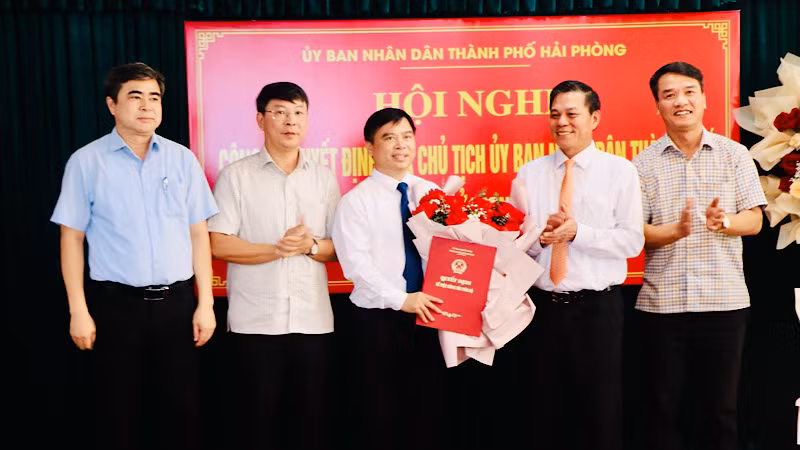 Lãnh đạo thành phố Hải Phòng trao Quyết định và chúc mừng tân Giám đốc Sở Tài nguyên và Môi trường Hải Phòng.