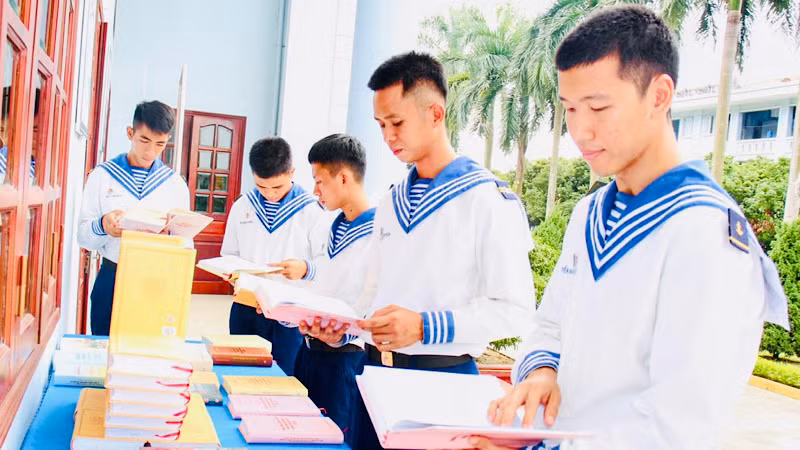 Các chiến sĩ hải quân trẻ hào hứng đón nhận cuốn sách của đồng chí Tổng Bí thư. Các chiến sĩ hải quân trẻ hào hứng đón nhận cuốn sách của đồng chí Tổng Bí thư.