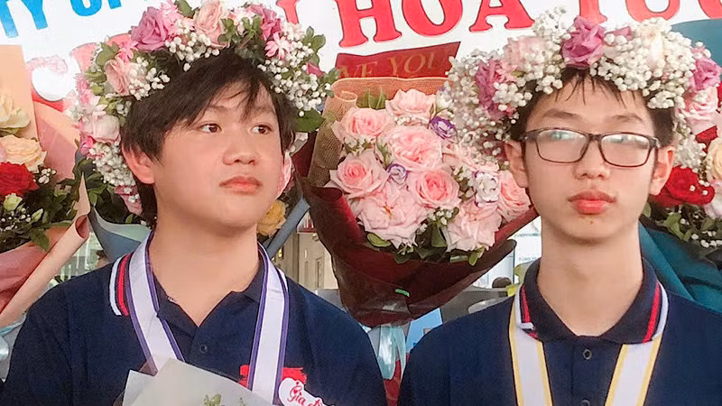 Hai học sinh đoạt giải cao Nguyễn An Thịnh (phải) và Nguyễn Đình Kiên (trái). Hai học sinh đoạt giải cao Nguyễn An Thịnh (phải) và Nguyễn Đình Kiên (trái).