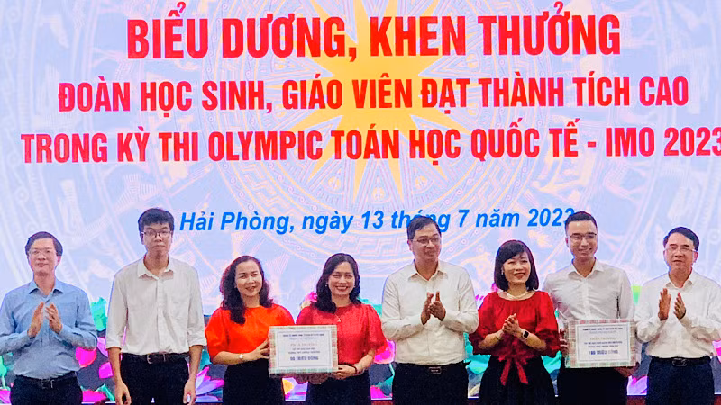 Lãnh đạo thành phố Hải Phòng trao giải thưởng tặng đội ngũ giáo viên Trường phổ thông trung học chuyên Trần Phú. Lãnh đạo thành phố Hải Phòng trao giải thưởng tặng đội ngũ giáo viên Trường phổ thông trung học chuyên Trần Phú.