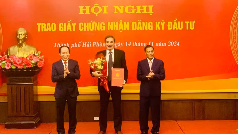 Lãnh đạo thành phố Hải Phòng trao chứng nhận đầu tư tăng vốn cho Tổ hợp Khu công nghiệp DEEP C Hải Phòng. Lãnh đạo thành phố Hải Phòng trao chứng nhận đầu tư tăng vốn cho Tổ hợp Khu công nghiệp DEEP C Hải Phòng.