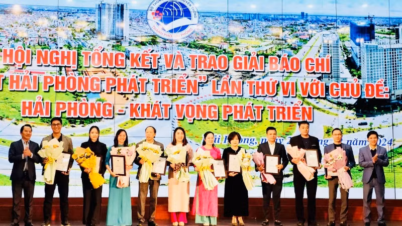 Ban tổ chức trao 10 giải Khuyến khích. Ban tổ chức trao 10 giải Khuyến khích.