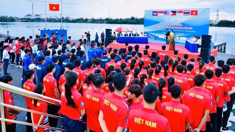 Quang cảnh lễ khai mạc giải Đua thuyền rowing vô địch U19, U23 và vô địch Đông Nam Á năm 2024.