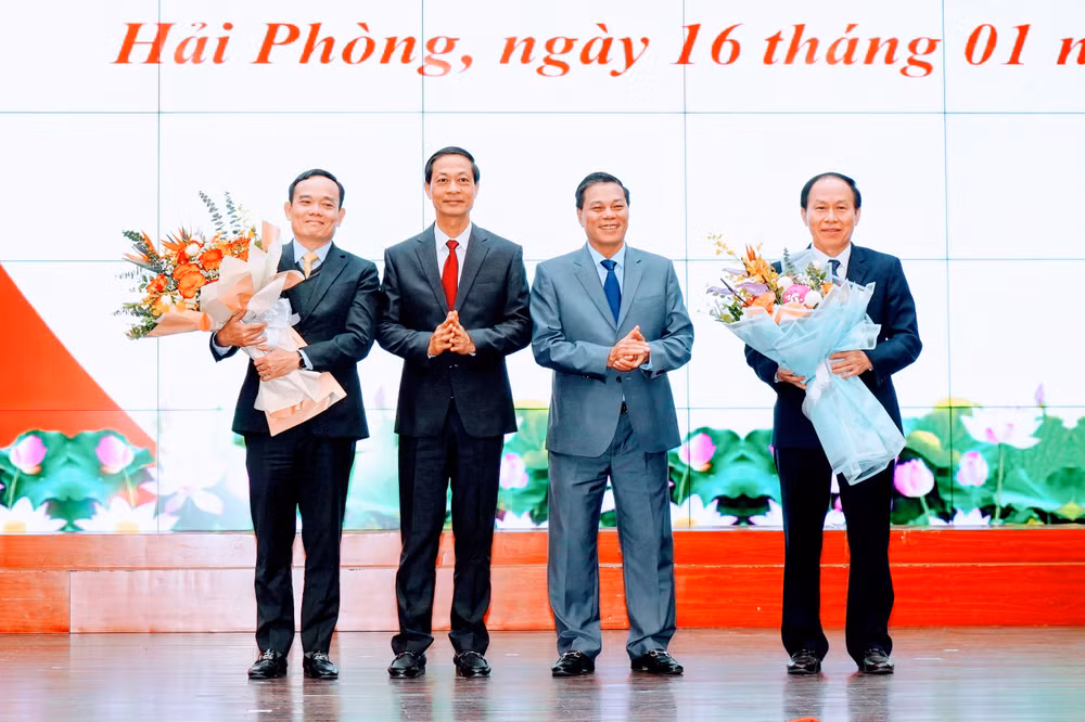 Các đồng chí lãnh đạo thành phố tặng hoa chúc mừng đồng chí Trần Lưu Quang, Phó Thủ tướng Chính phủ và đồng chí Lê Tiến Châu, tân Bí thư Thành ủy Hải Phòng
