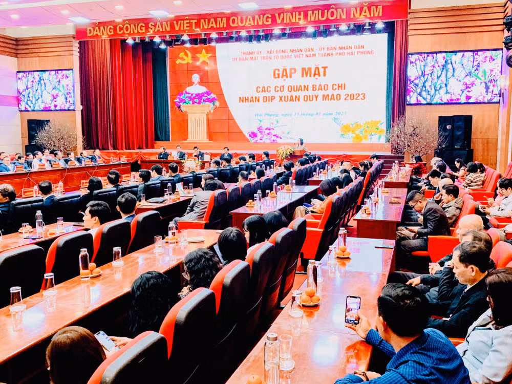 Quang cảnh cuộc gặp mặt của Thành ủy, Hội đồng nhân dân, Ủy ban nhân dân, Ủy ban Mặt trận Tổ quốc Việt Nam thành phố Hải Phòng với các cơ quan báo chí.