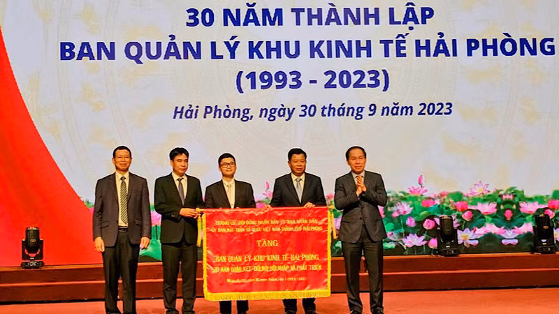 Thành ủy, Hội đồng nhân dân, Ủy ban nhân dân, Ủy ban Mặt trận Tổ quốc Việt Nam thành phố Hải Phòng tặng Ban Quản lý Khu Kinh tế bức trướng mang dòng chữ “30 năm đoàn kết-đổi mới-hội nhập và phát triển”. Thành ủy, Hội đồng nhân dân, Ủy ban nhân dân, Ủy ban Mặt trận Tổ quốc Việt Nam thành phố Hải Phòng tặng Ban Quản lý Khu Kinh tế bức trướng mang dòng chữ “30 năm đoàn kết-đổi mới-hội nhập và phát triển”.