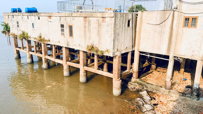 Nhiều hộ đã tự ý lấn chiếm mặt biển để xây dựng công trình trái phép trong khu du lịch.