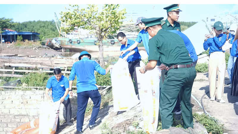 Tham gia dọn vệ sinh, làm sạch biển Lập Lễ (huyện Thủy Nguyên).