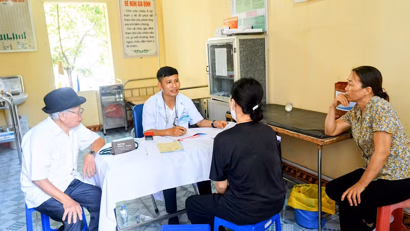 Tổ chức khám, cấp thuốc miễn phí cho nhân dân.