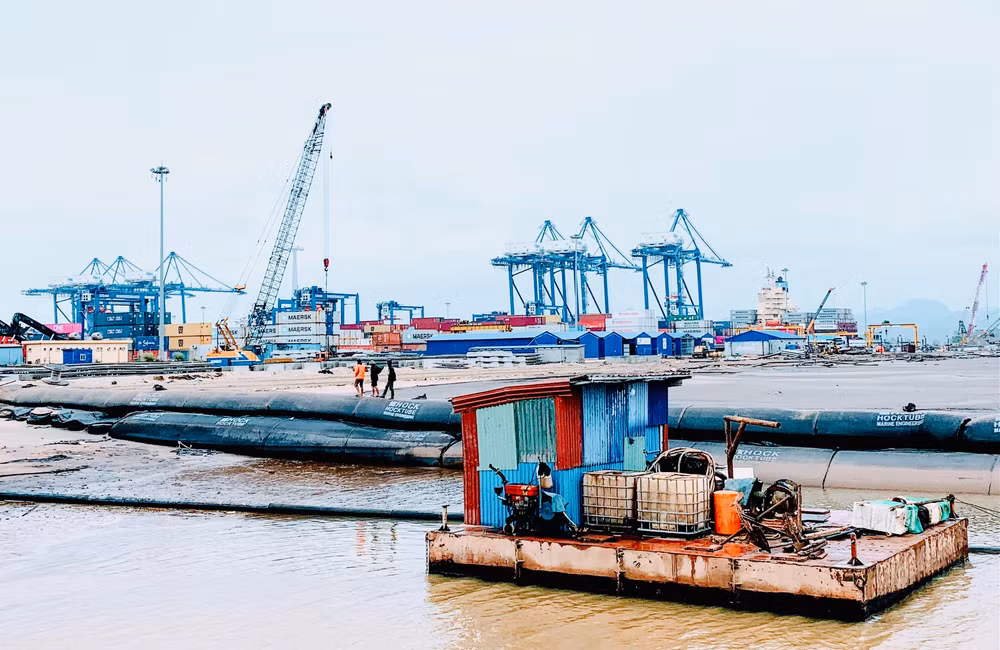 Các đơn vị thi công đang nỗ lực đẩy nhanh tiến độ công trình. Các đơn vị thi công đang nỗ lực đẩy nhanh tiến độ công trình.