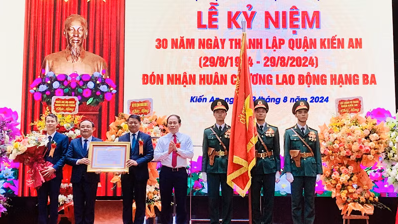 Đảng bộ, chính quyền và nhân dân quận Kiến An vinh dự đón nhận Huân chương Lao động hạng Ba nhân kỷ niệm 30 năm thành lập. Đảng bộ, chính quyền và nhân dân quận Kiến An vinh dự đón nhận Huân chương Lao động hạng Ba nhân kỷ niệm 30 năm thành lập.