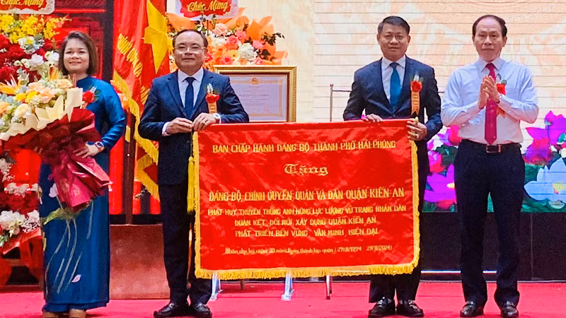 Bí thư Thành ủy Hải Phòng trao bức trướng của Thành ủy tặng Đảng bộ, chính quyền và nhân dân Kiến An nhân 30 năm Ngày thành lập quận. Bí thư Thành ủy Hải Phòng trao bức trướng của Thành ủy tặng Đảng bộ, chính quyền và nhân dân Kiến An nhân 30 năm Ngày thành lập quận.