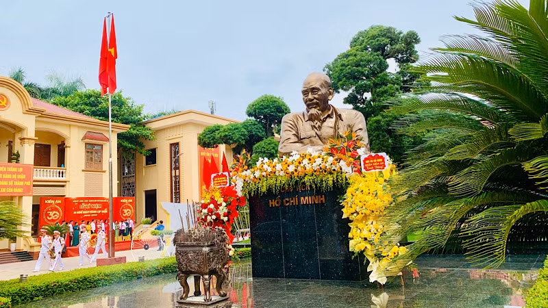Tượng đài Chủ tịch Hồ Chí Minh tại quận Kiến An-Nơi ghi dấu Bác Hồ về thăm Kiến An năm 1960. Tượng đài Chủ tịch Hồ Chí Minh tại quận Kiến An-Nơi ghi dấu Bác Hồ về thăm Kiến An năm 1960.