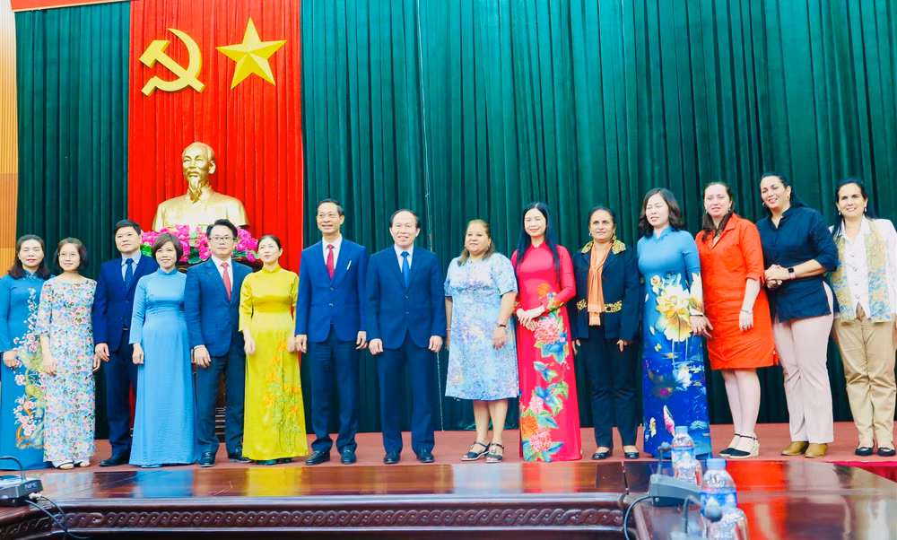 Lãnh đạo thành phố Hải Phòng chụp ảnh lưu niệm với Đoàn đại biểu cấp cao Hội Liên hiệp Phụ nữ nước Cộng hòa Cuba.