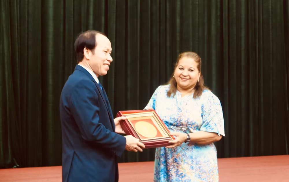 Bí thư Thành ủy Hải Phòng Lê Tiến Châu trao biểu trưng của thành phố Hải Phòng tặng các bạn Cuba.