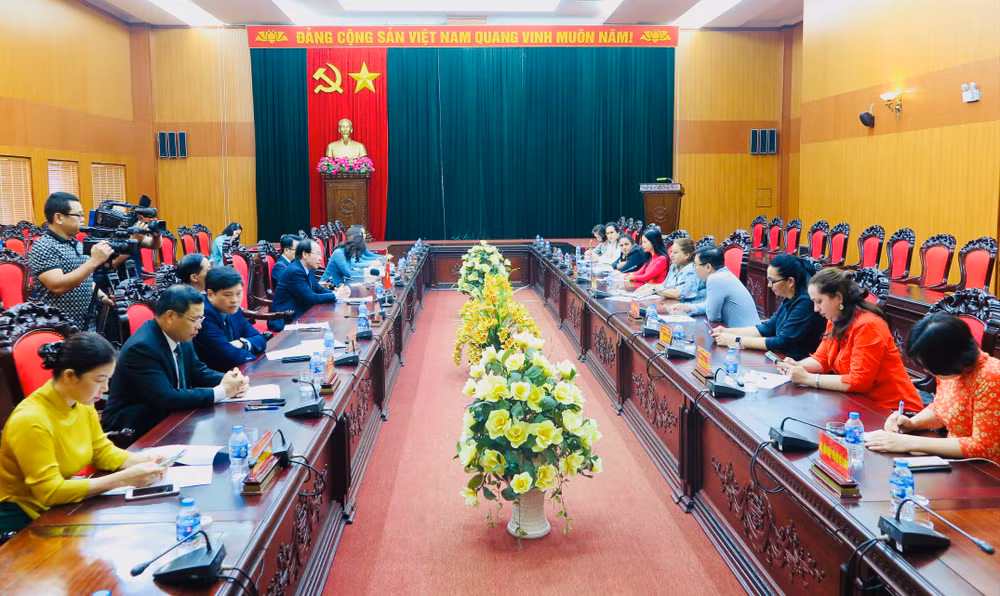 Quang cảnh buổi tiếp và trao đổi giữa lãnh đạo thành phố Hải Phòng với Đoàn cán bộ cấp cao Hội Liên hiệp Phụ nữ Cuba.