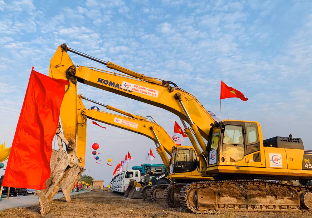 Các phương tiện sẵn sàng triển khai thi công ngay sau lễ khởi công.