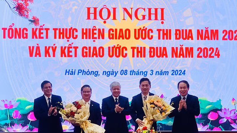 Chuyển giao vai trò Cụm trưởng Cụm thi đua năm 2024 cho lãnh đạo thành phố Cần Thơ.