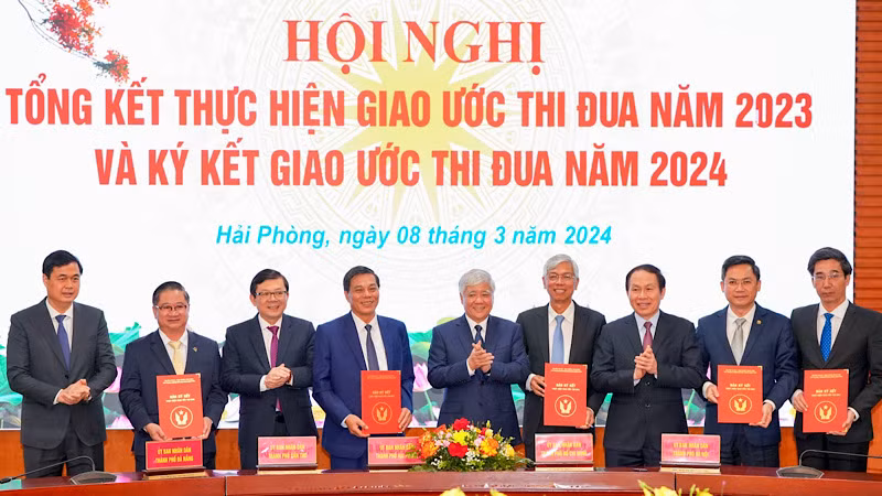 Đại diện lãnh đạo 5 thành phố trực thuộc Trung ương ký kết giao ước thi đua năm 2024.