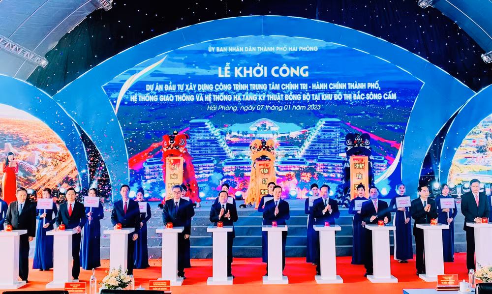 Đồng chí Võ Văn Thưởng cùng các đại biểu nhấn nút khởi công Dự án đầu tư xây dựng Trung tâm Chính trị-Hành chính thành phố Hải Phòng.