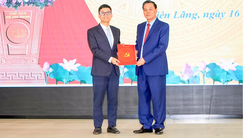 Phó Bí thư Thành ủy, Chủ tịch Ủy ban nhân dân thành phố Hải Phòng trao Quyết định của Ban Thường vụ Thành ủy, luân chuyển đồng chí Phạm Minh Đức về công tác tại Huyện ủy Tiên Lãng.