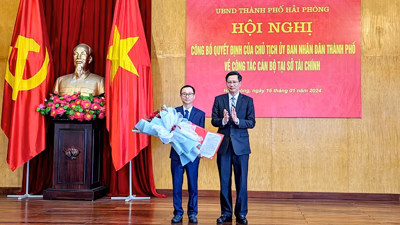 Phó Chủ tịch Thường trực thành phố Hải Phòng trao Quyết định bổ nhiệm Phó Giám đốc Sở Tài chính Hải Phòng.