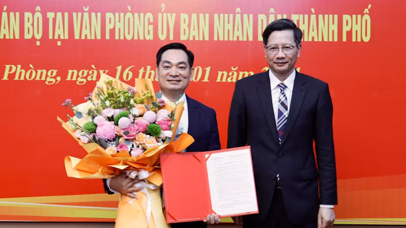 Phó Chủ tịch Thường trực Ủy ban nhân dân thành phố Hải Phòng trao Quyết định bổ nhiệm Chánh Văn phòng Ủy ban nhân dân thành phố.