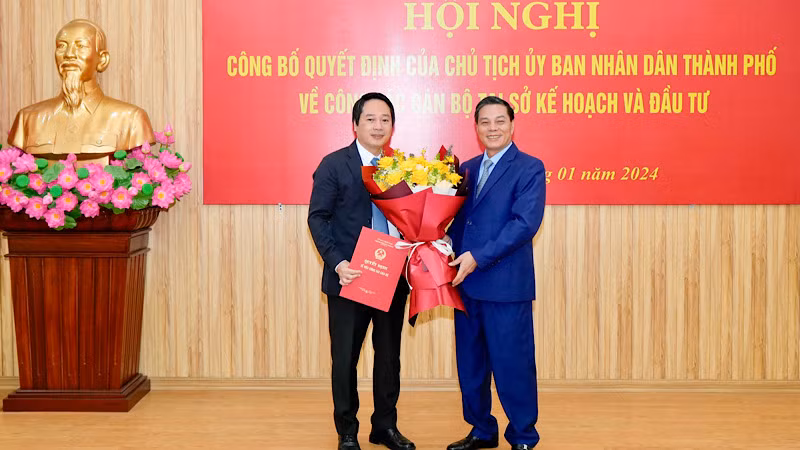 Chủ tịch Ủy ban nhân dân thành phố Hải Phòng trao Quyết định bổ nhiệm Giám đốc Sở Kế hoạch và Đầu tư Hải Phòng.