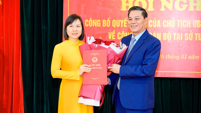Chủ tịch Ủy ban nhân dân thành phố Hải Phòng trao Quyết định bổ nhiệm Giám đốc Sở Tư pháp Hải Phòng.