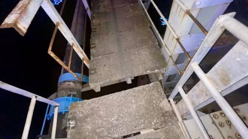 Thành và lan can cầu Tam Bạc cũng bị xô lệch, hư hỏng.