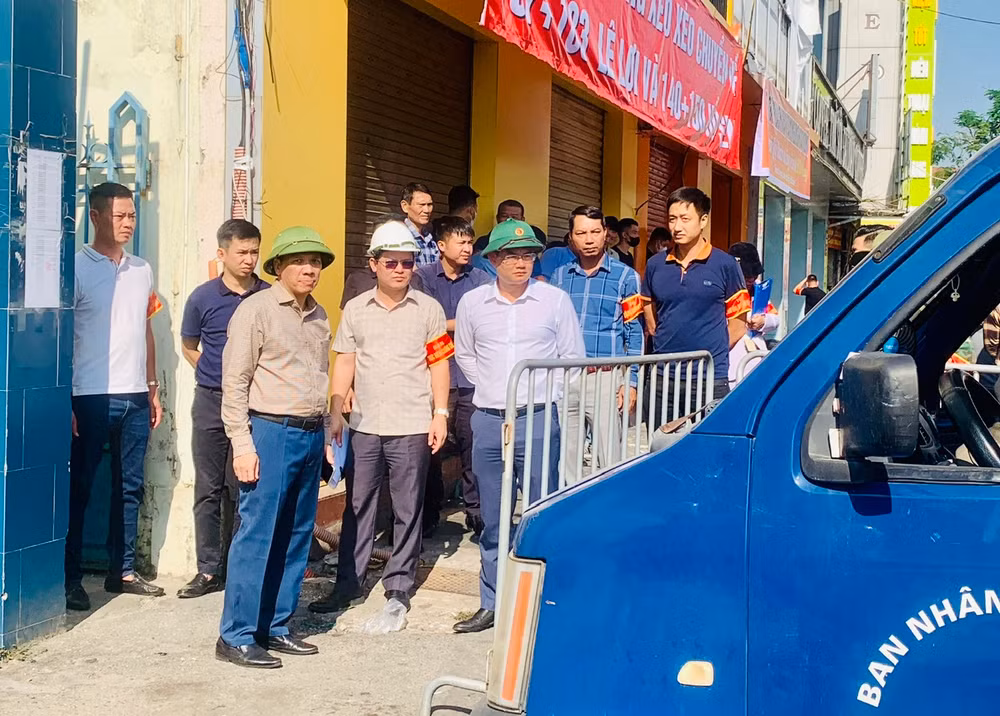 Chính quyền quận Ngô Quyền công bố lệnh cưỡng chế thi hành quyết định thu hồi đất. Chính quyền quận Ngô Quyền công bố lệnh cưỡng chế thi hành quyết định thu hồi đất.