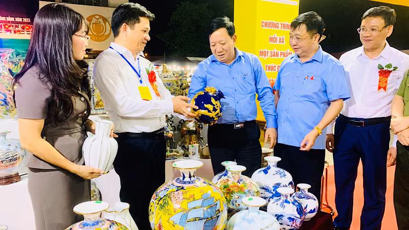 Giới thiệu các sản phẩm độc đáo của Hà Nội. Giới thiệu các sản phẩm độc đáo của Hà Nội.