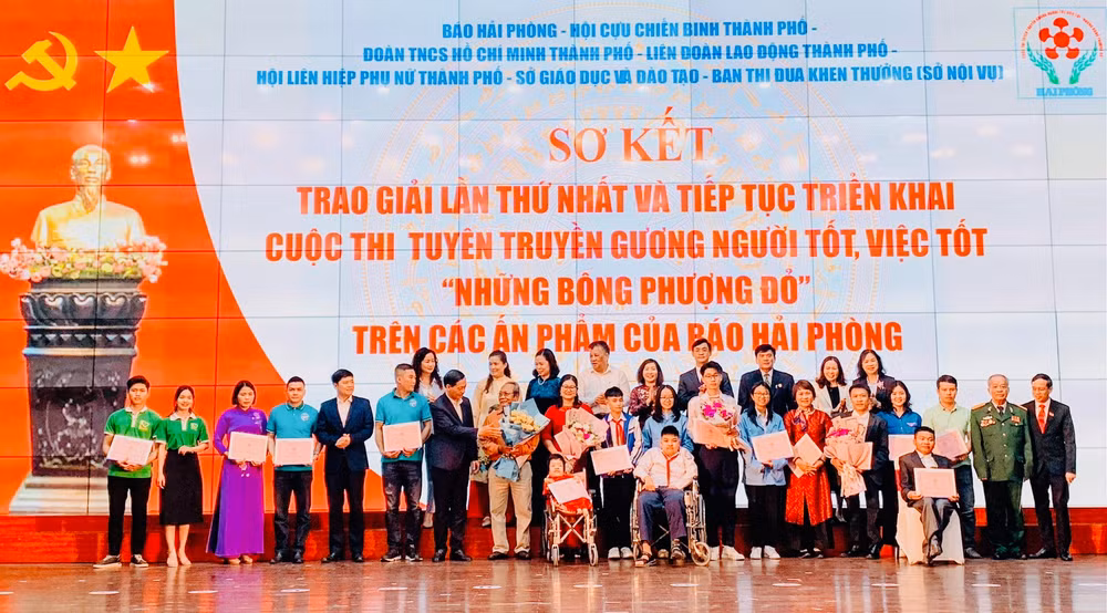 Lãnh đạo thành phố Hải Phòng và các ban ngành biểu dương, động viên "Những bông phượng đỏ" - nhân vật trong các tác phẩm dự thi.