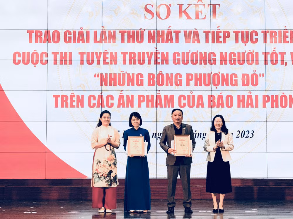 Trao giải nhì tặng các tác giả.