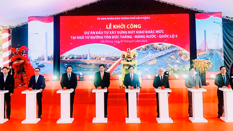 Dự án nút giao thông khác mức tại ngã tư giao cắt giữa đường Tôn Đức Thắng-đường Máng Nước và quốc lộ 5 được khởi công từ tháng 1/2023. Dự án nút giao thông khác mức tại ngã tư giao cắt giữa đường Tôn Đức Thắng-đường Máng Nước và quốc lộ 5 được khởi công từ tháng 1/2023.