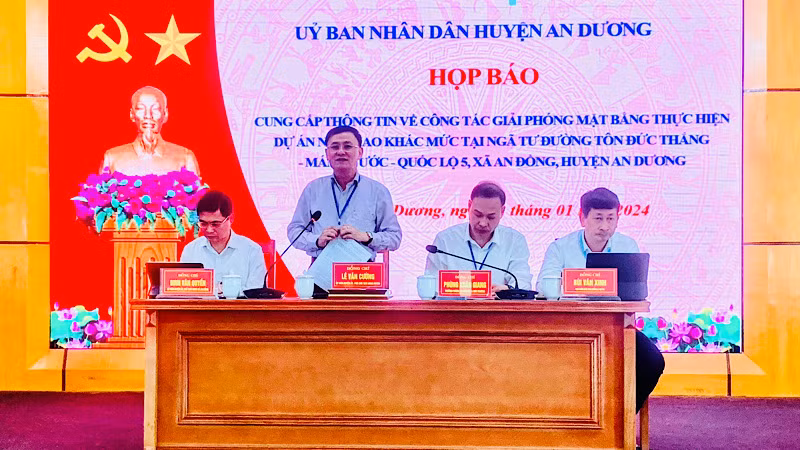 Lãnh đạo Ủy ban nhân dân huyện An Dương thông tin về tiến độ thực hiện giải phóng mặt bằng thi công dự án giao thông trọng điểm. Lãnh đạo Ủy ban nhân dân huyện An Dương thông tin về tiến độ thực hiện giải phóng mặt bằng thi công dự án giao thông trọng điểm.