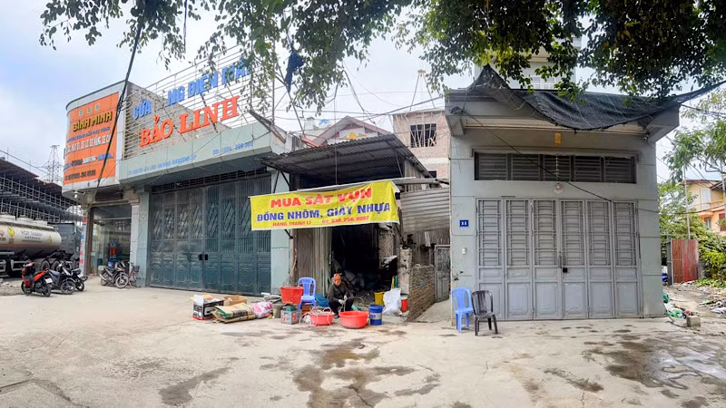 Đến nay vẫn còn 4 hộ dân trong diện giải phóng mặt bằng chưa di dời đã ảnh hưởng lớn đến tiến độ thi công dự án giao thông trọng điểm này. Đến nay vẫn còn 4 hộ dân trong diện giải phóng mặt bằng chưa di dời đã ảnh hưởng lớn đến tiến độ thi công dự án giao thông trọng điểm này.