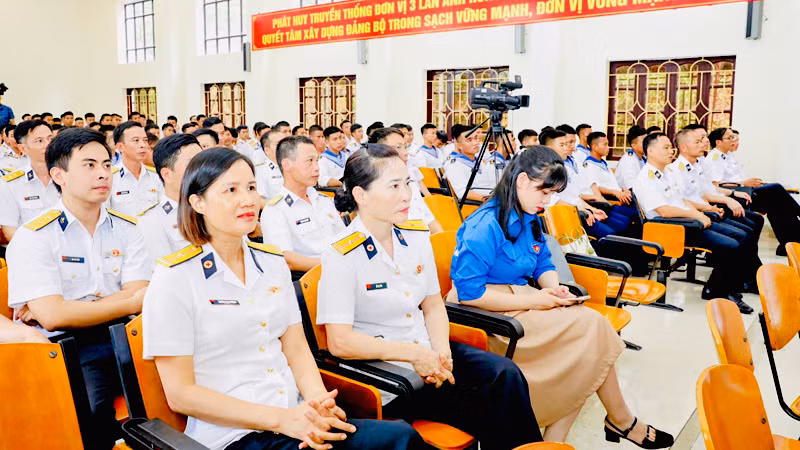 Đông đảo các đại biểu tham dự buổi giới thiệu cuốn sách. Đông đảo các đại biểu tham dự buổi giới thiệu cuốn sách.