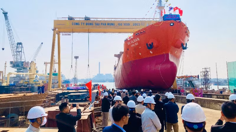 Chiếc tàu chở dầu, hóa chất "BS ULSAN" được hạ thủy thành công trước sự chứng kiến của chủ tàu và những người thợ đóng tàu Phà Rừng.