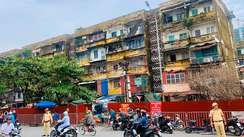 Khu nhà A7 nghiêng hẳn về phía sau đã được rào chắn bảo đảm an toàn.