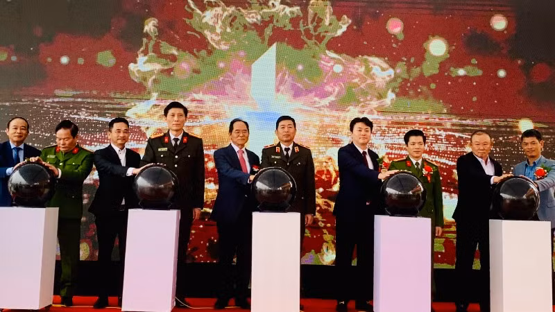 Các đại biểu nhấn nút khai trương Trung tâm trải nghiệm cộng đồng về phòng cháy, chữa cháy và cứu nạn cứu hộ Hải Phòng.