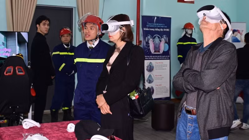 Trải nghiệm thiết bị mô phỏng thực tế ảo (VR) tại Trung tâm. Trải nghiệm thiết bị mô phỏng thực tế ảo (VR) tại Trung tâm.