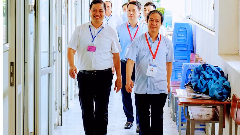 Bộ trưởng Giáo dục và Đào tạo kiểm tra thi tại điểm thi Trường THPT Chuyên Trần Phú (Hải Phòng).