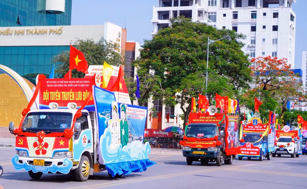 Các xe tuyên truyền diễu hành trên đường phố Hải Phòng. Các xe tuyên truyền diễu hành trên đường phố Hải Phòng.