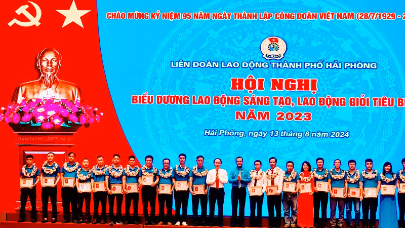 Chủ tịch Tổng Liên đoàn Lao động Việt Nam cùng Bí thư Thành ủy Hải Phòng trao Bằng Lao động sáng tạo và tặng hoa chúc mừng các gương lao động sáng tạo tiêu biểu.