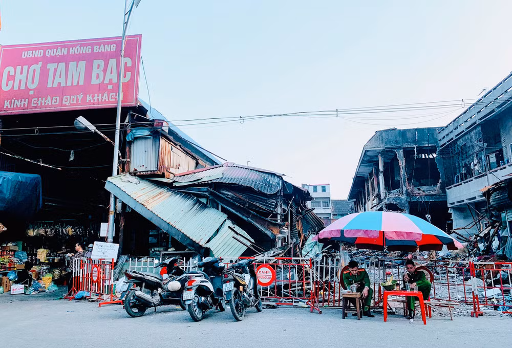 Vụ cháy đã khiến các hộ kinh doanh không thể tiếp tục hoạt động tại khu chợ Tam Bạc. Vụ cháy đã khiến các hộ kinh doanh không thể tiếp tục hoạt động tại khu chợ Tam Bạc.