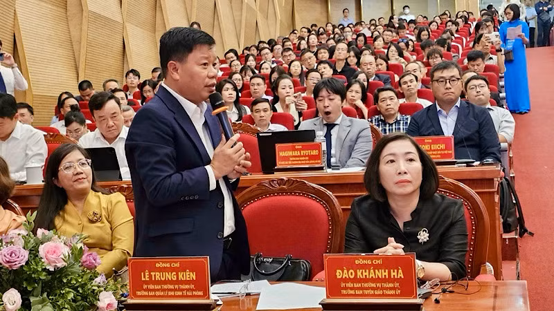 Lãnh đạo Ban Quản lý Khu Kinh tế Hải Phòng phát biểu tại đối thoại.
