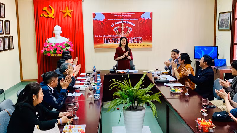 Giám đốc Sở Văn hóa và Thể thao Hải Phòng Trần Thị Hoàng Mai phát biểu tại lễ khai trương vở diễn. Giám đốc Sở Văn hóa và Thể thao Hải Phòng Trần Thị Hoàng Mai phát biểu tại lễ khai trương vở diễn.