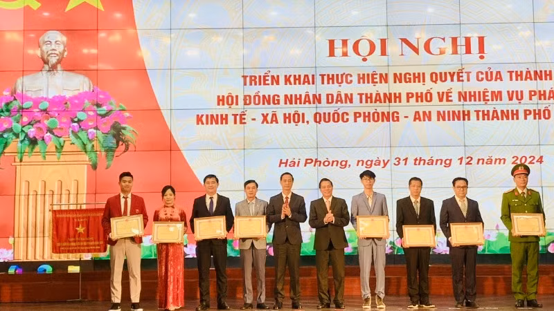 Thành phố trao danh hiệu "Gương mặt tiêu biểu thành phố" tặng các cá nhân. Thành phố trao danh hiệu "Gương mặt tiêu biểu thành phố" tặng các cá nhân.